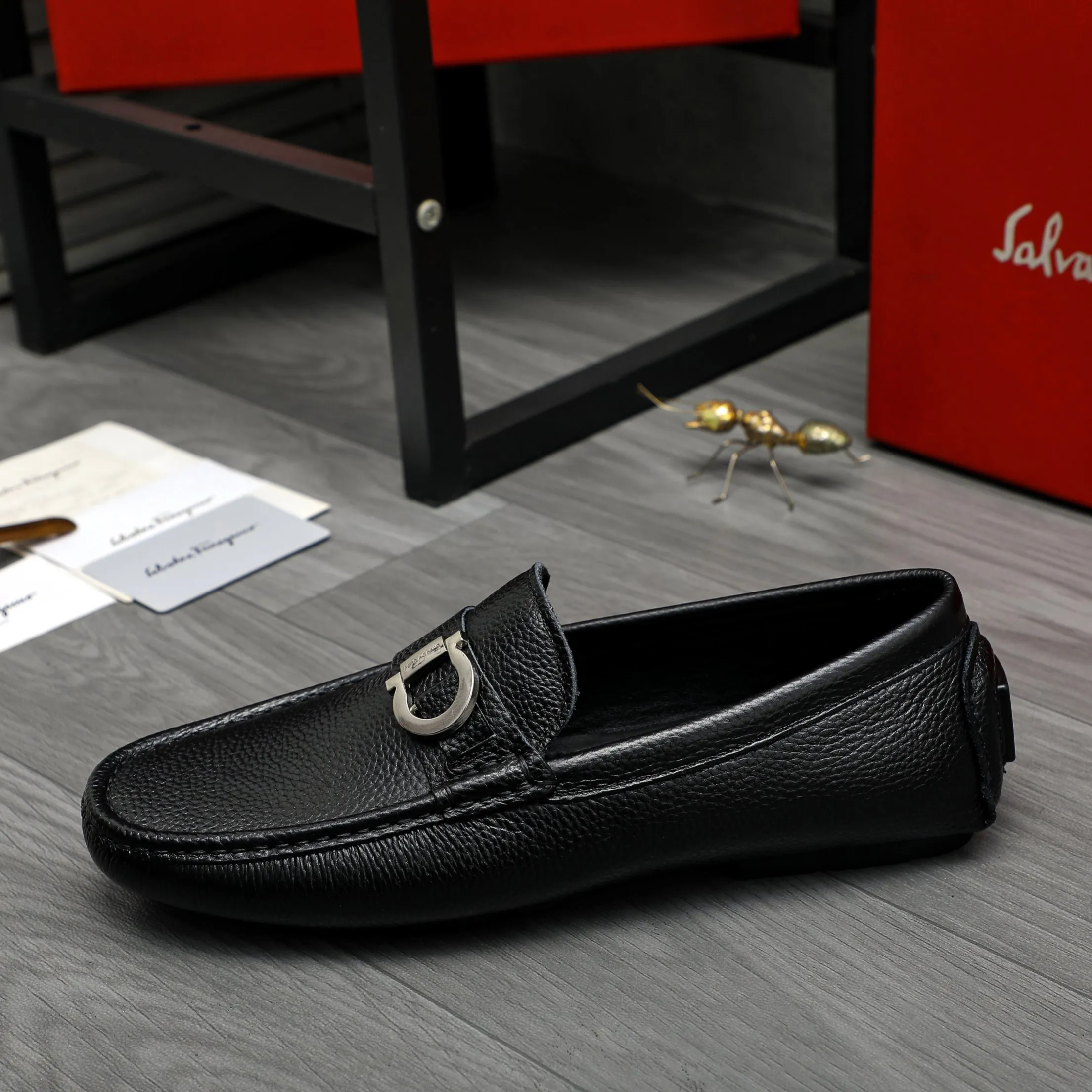 P420 Product trademark: Ferragamo [Ferragamo] Casual slip-on men's shoes Regular size: 38-44 Product material: Selected pebbled cowhide upper, sheepskin lining, original rubber outsole